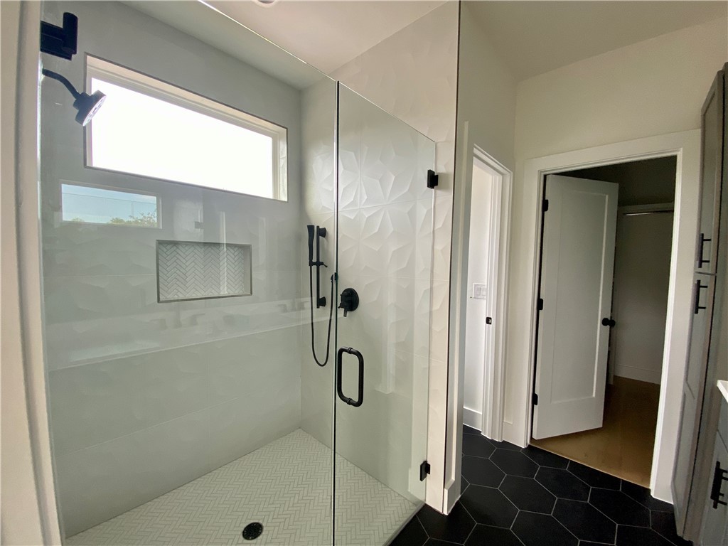 1118 Omega Avenue Austin, TX 78721 - Photo 14 of 19 Primary bath & closet