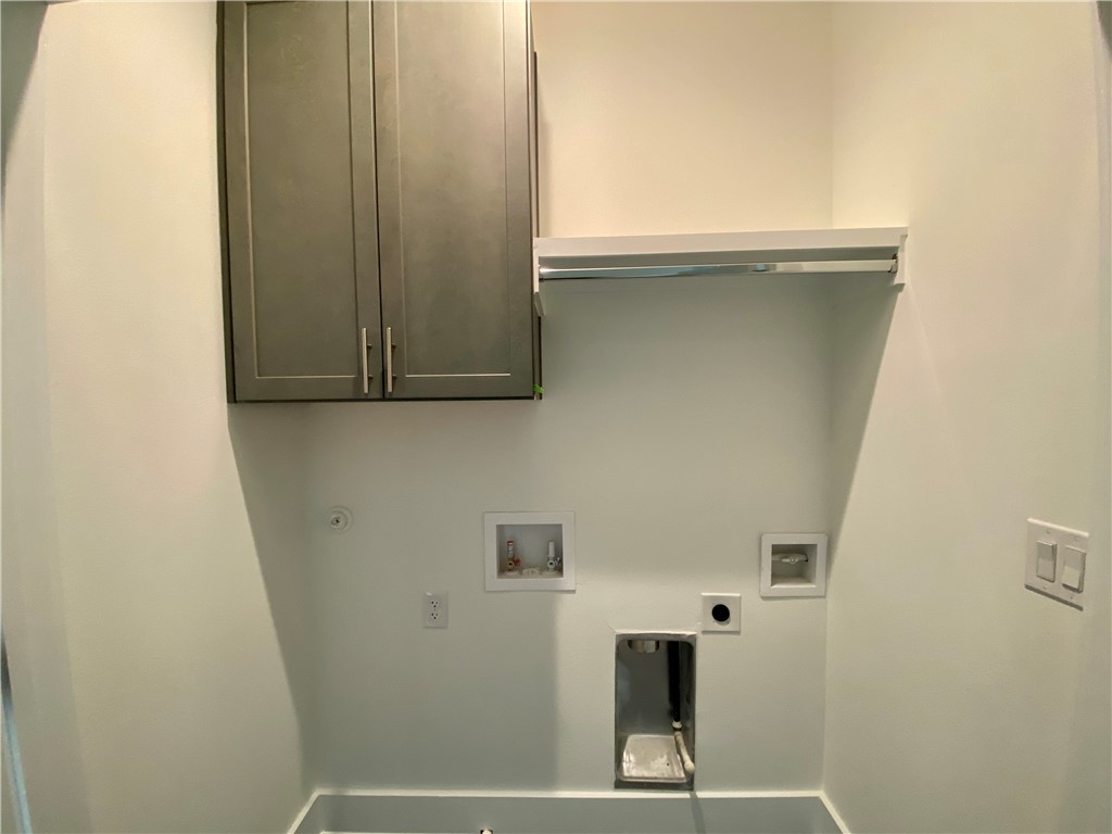 1118 Omega Avenue Austin, TX 78721 - Photo 15 of 19 2nd floor laundry room