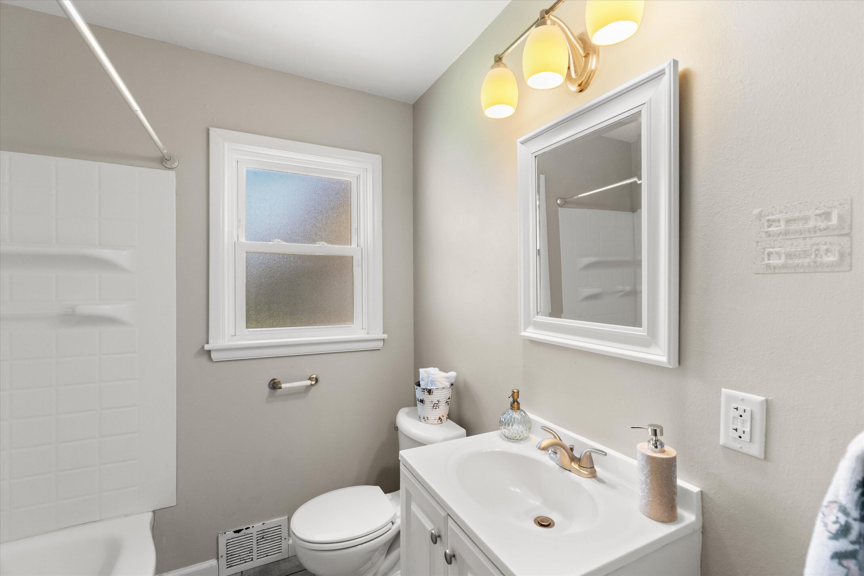 4516 North 78th Street Milwaukee, WI 53218 - Photo 15 of 34 Bathroom - Main