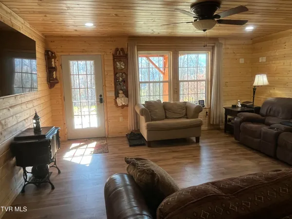 $865,000 | 1575 Rice Creek Road, Flag Pond, TN 37657