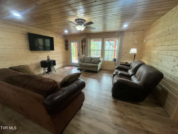 $865,000 | 1575 Rice Creek Road, Flag Pond, TN 37657