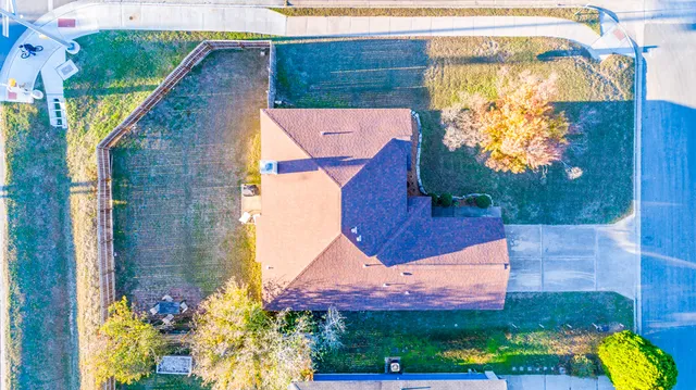 a view of a yard in front of house