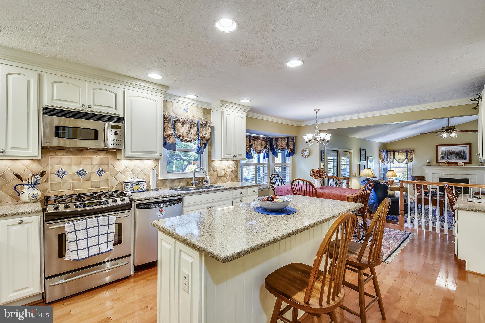 252 Charring Court Riva, MD 21140 - Photo 8 of 57 High-end kitchen with gas cooktop and island