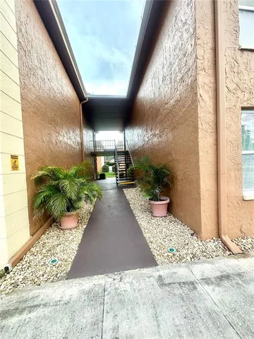 a view of a back yard