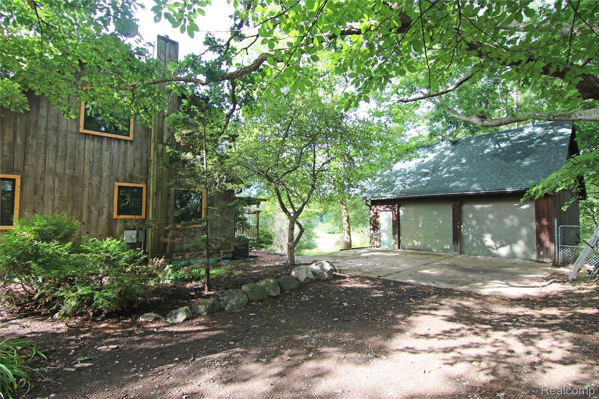19280 Hickory Ridge Road Fenton, MI 48430 - Photo 22 of 36 19280 Hickory Ridge Garage.jpg