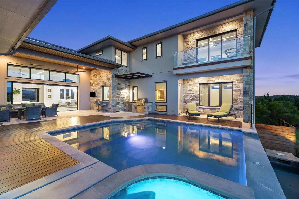 a view of a swimming pool with seating space