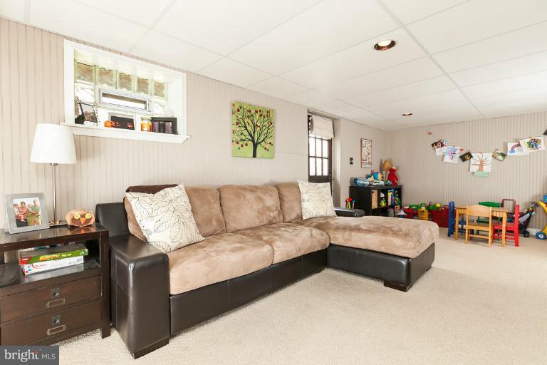 906 Overbrook Road Baltimore, MD 21239 - Photo 17 of 27 Family Room