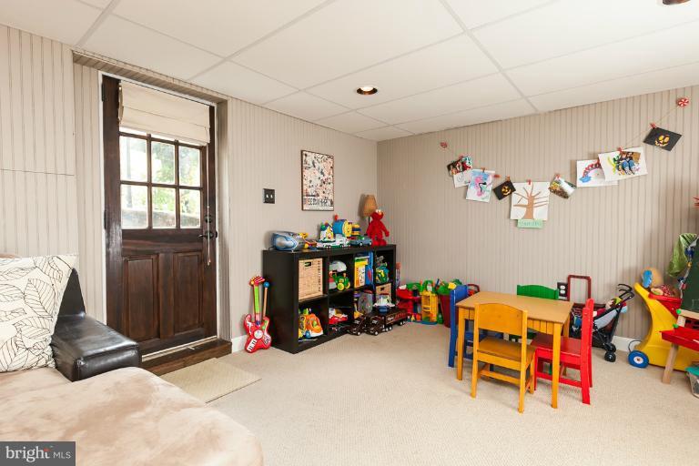 906 Overbrook Road Baltimore, MD 21239 - Photo 18 of 27 Family Room