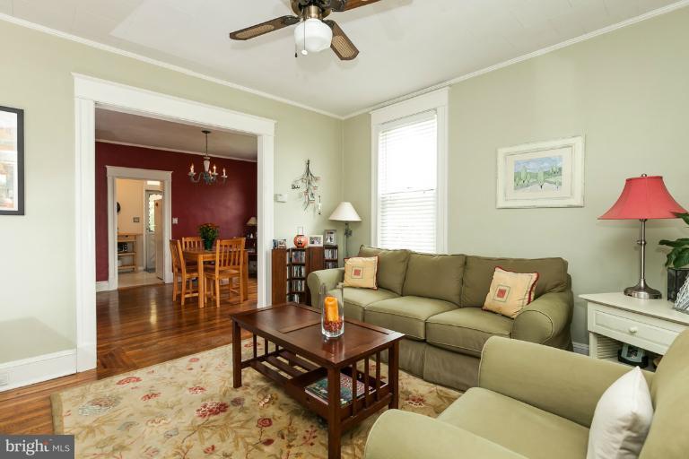 906 Overbrook Road Baltimore, MD 21239 - Photo 3 of 27 Living Room