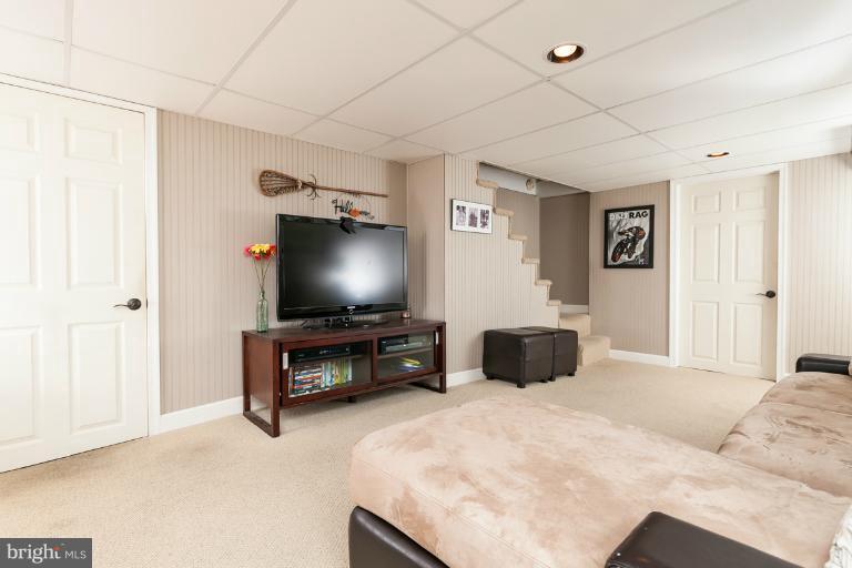 906 Overbrook Road Baltimore, MD 21239 - Photo 6 of 27 Spacious Family Room