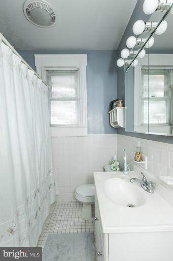 906 Overbrook Road Baltimore, MD 21239 - Photo 7 of 27 Main Level Bath