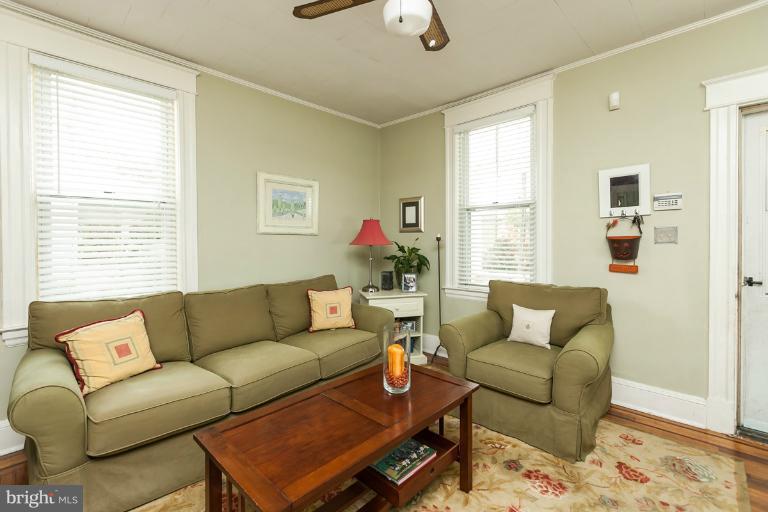 906 Overbrook Road Baltimore, MD 21239 - Photo 8 of 27 Living Room
