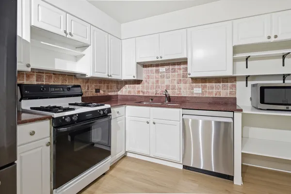 $2,300 | 750 Dempster Street, Unit CG4, Mount Prospect, IL 60056