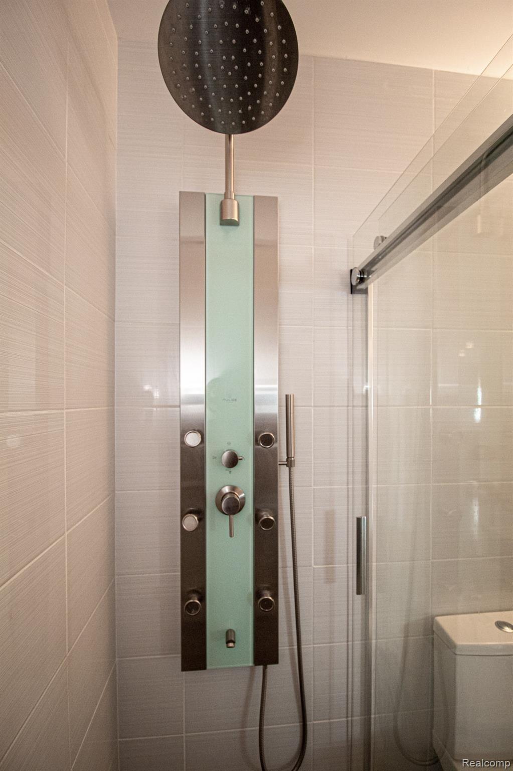 32171 North River Road Harrison Township, MI 48045 - Photo 33 of 52 Full Bathroom 1 shower.jpg