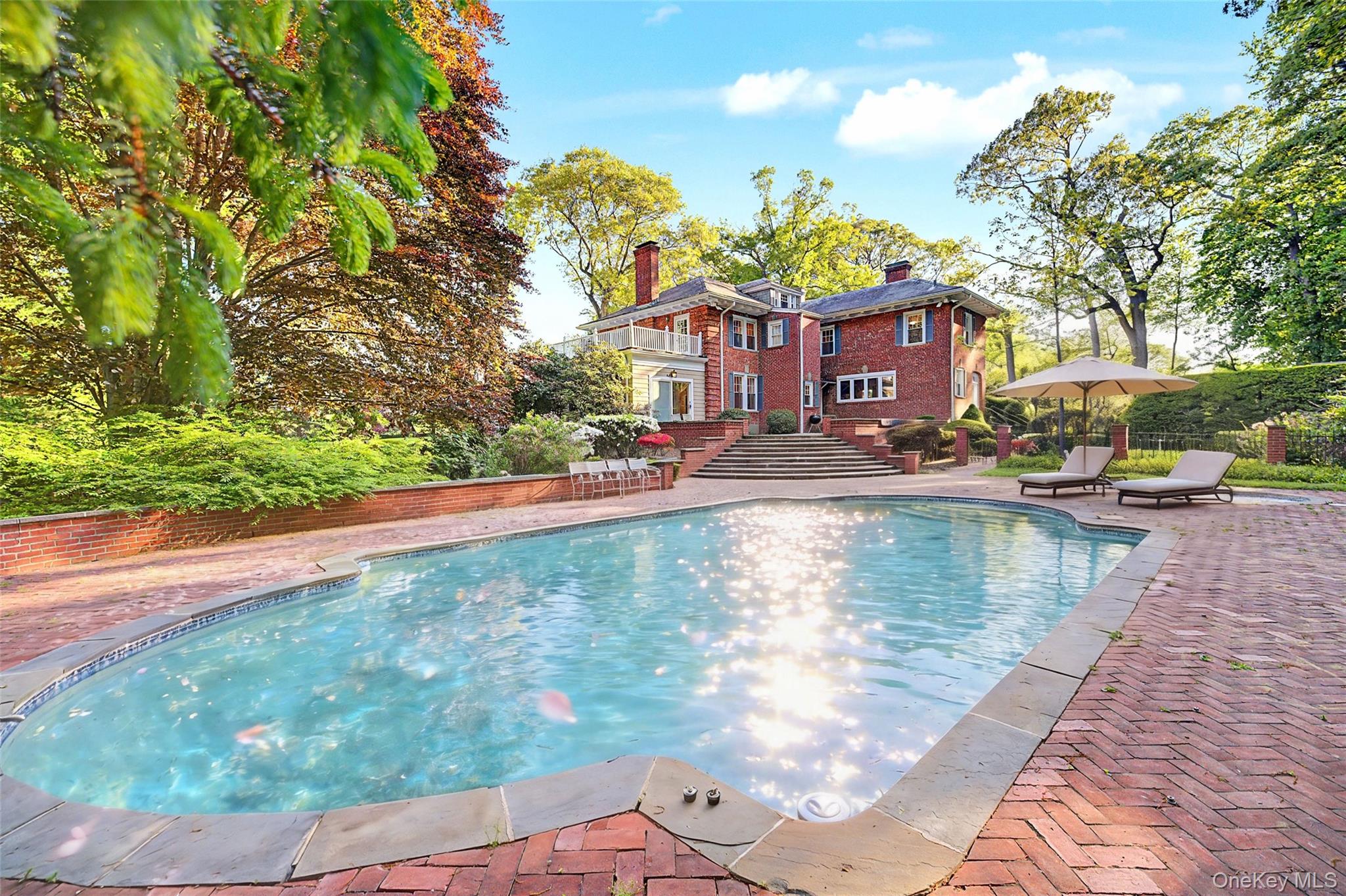 23 Townsend Road Glen Cove, NY 11542 - Photo 7 of 23 a view of a water fountain in front of a building