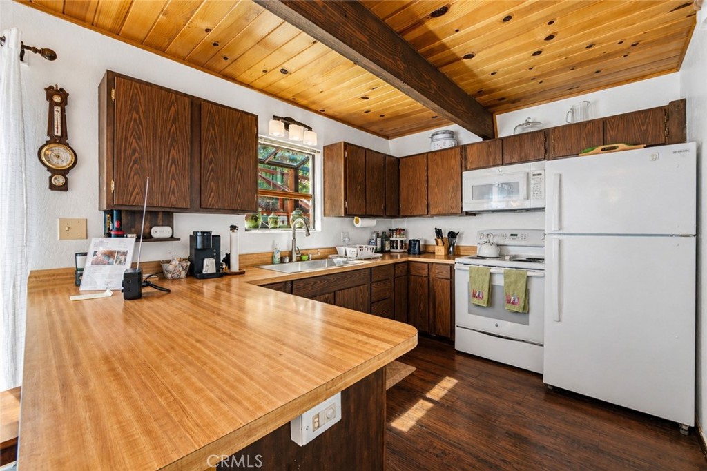 1916 Rustic Way Pine Mountain Club, CA 93222 - Photo 6 of 17 Kitchen
