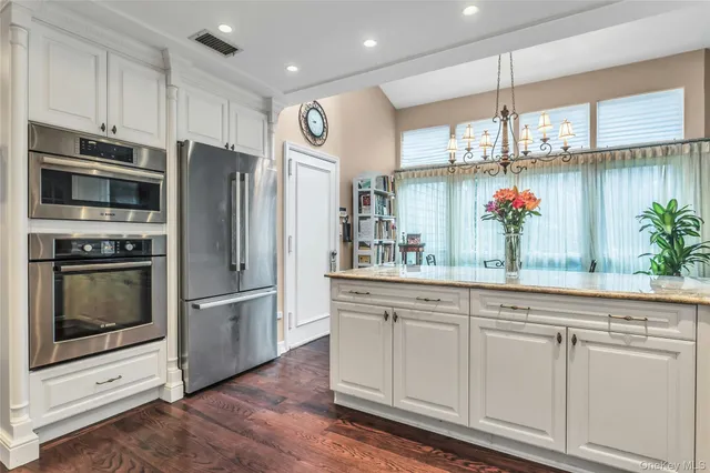 $1,649,000 | 52 Hyde Court, Manhasset, NY 11030