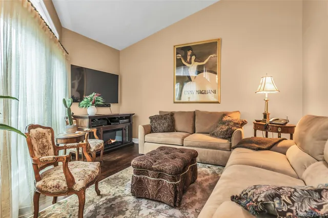 $1,649,000 | 52 Hyde Court, Manhasset, NY 11030