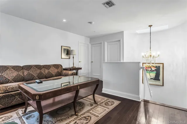 $1,649,000 | 52 Hyde Court, Manhasset, NY 11030