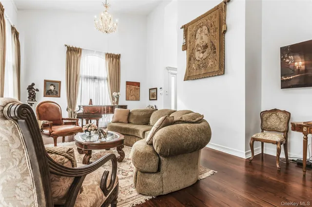 $1,649,000 | 52 Hyde Court, Manhasset, NY 11030