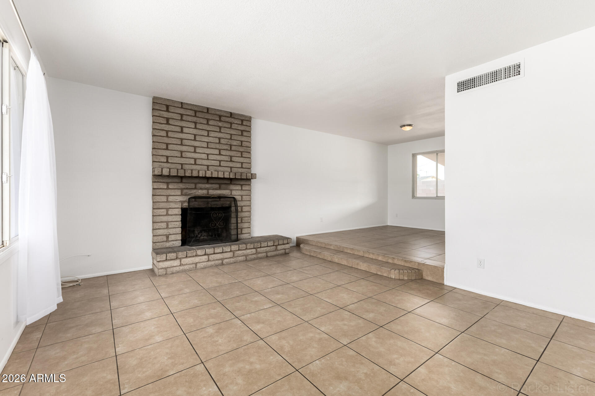4617 South Grandview Avenue Tempe, AZ 85282 - Photo 5 of 31 an empty room with windows