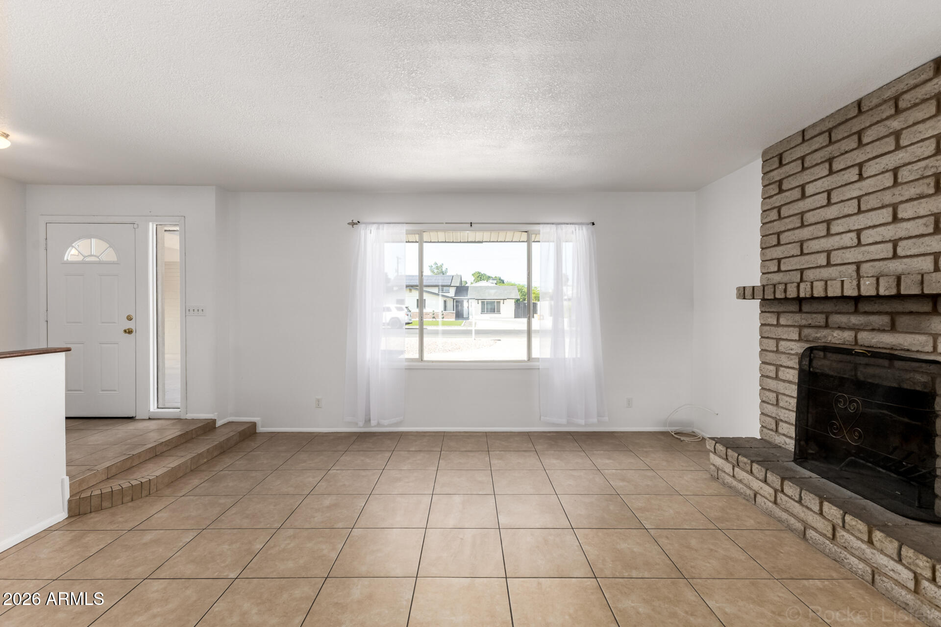 4617 South Grandview Avenue Tempe, AZ 85282 - Photo 9 of 31 an empty room with windows