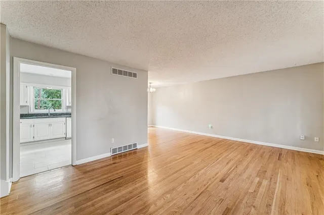 $375,000 | 5007 Outlook Street, Mission, KS 66202