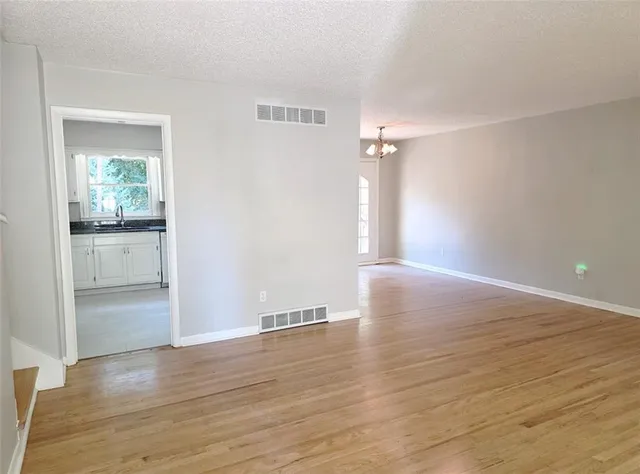 $375,000 | 5007 Outlook Street, Mission, KS 66202