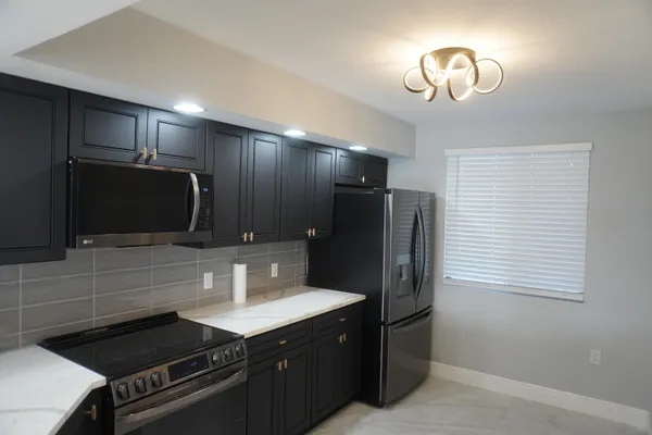 $2,300 | 2811 Village Boulevard, Unit 201, West Palm Beach, FL 33409
