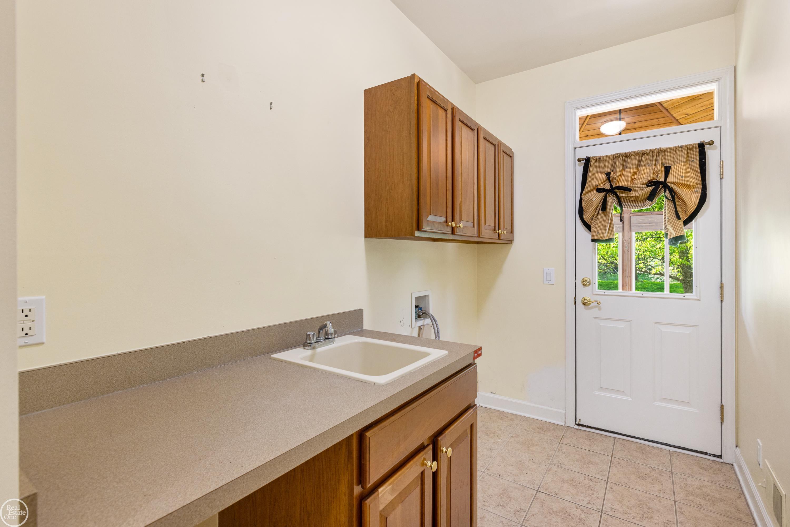 2463 Selkirk Street Rochester, MI 48306 - Photo 38 of 87 50142112-25147f30-0b79-4949-a781-c10d5c4be158.JPG