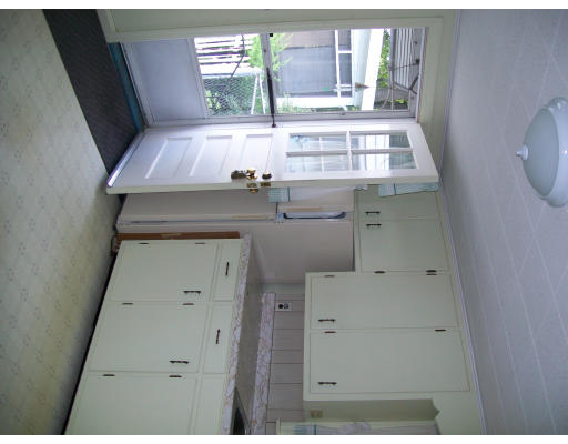 13 Schley Street Springfield, MA 01109 - Photo 3 of 5 a room with washing machine
