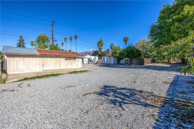 a view of a backyard