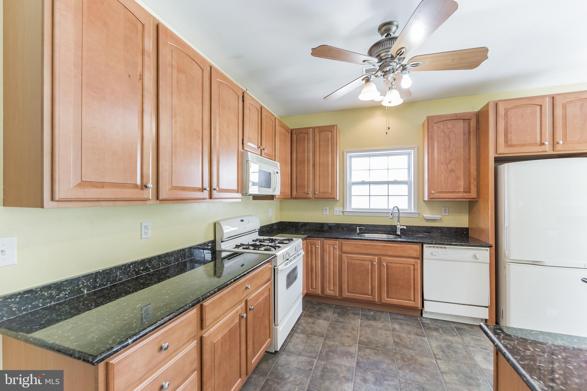 39 Brentwood Road Upper Chichester, PA 19061 - Photo 12 of 40 Granite counters