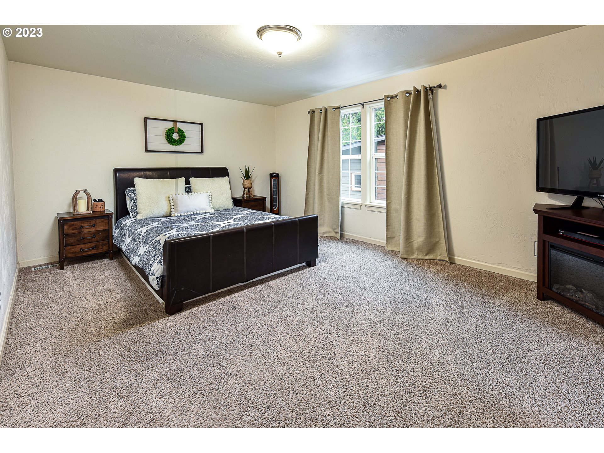 1263 Crenshaw Road Eugene, OR 97401 - Photo 17 of 26 Owner's Suite Bedroom