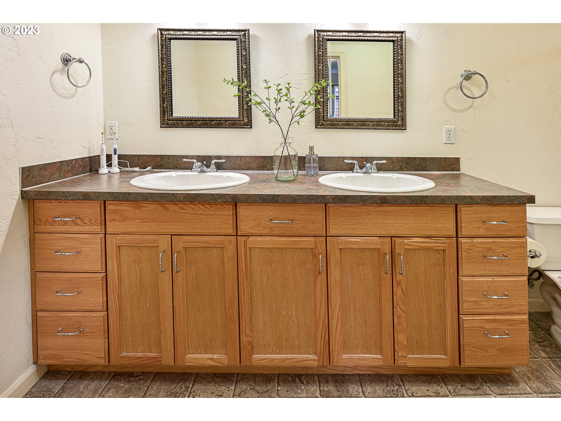 1263 Crenshaw Road Eugene, OR 97401 - Photo 20 of 26 Owner's Suite Bathroom