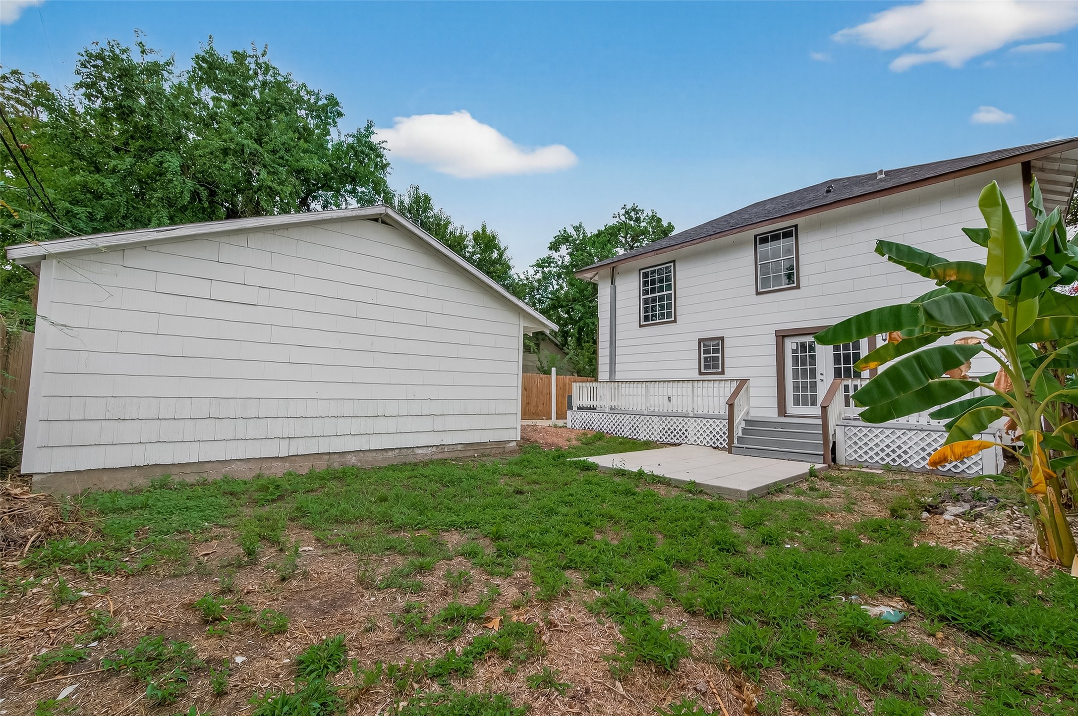 1933 Santa Rosa Street Houston, TX 77023 - Photo 43 of 44 a view of a backyard with plants and a backyard