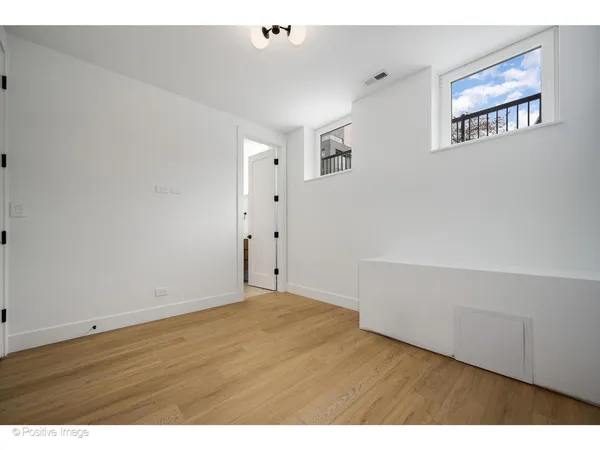 $2,600,000 | 1124 West Addison Street, Chicago, IL 60613