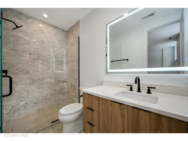 $2,600,000 | 1124 West Addison Street, Chicago, IL 60613