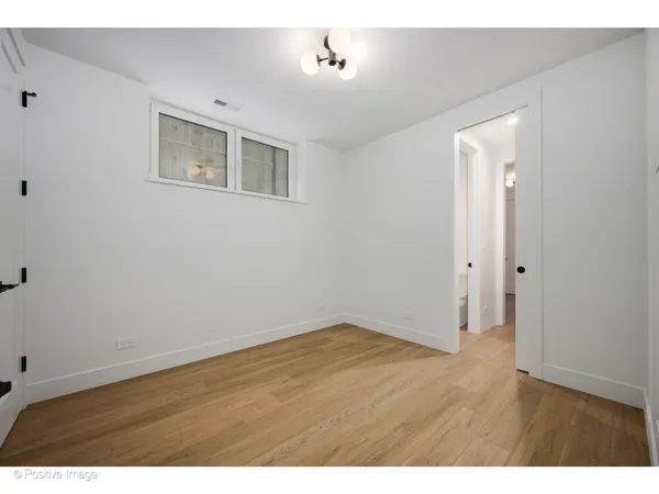 $2,600,000 | 1124 West Addison Street, Chicago, IL 60613