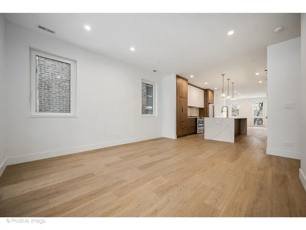 $2,600,000 | 1124 West Addison Street, Chicago, IL 60613