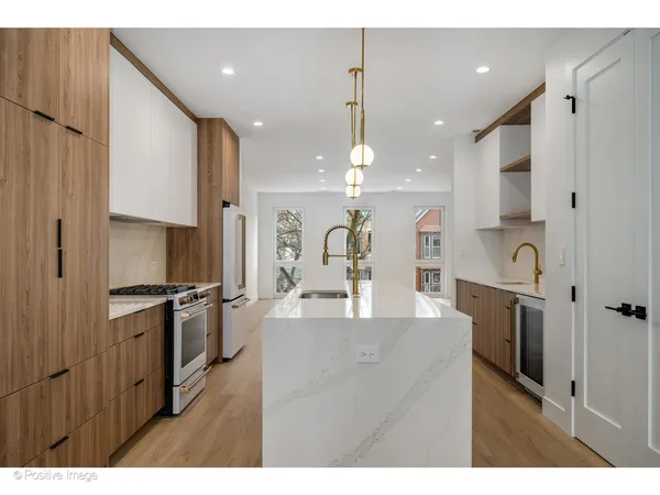 $2,600,000 | 1124 West Addison Street, Chicago, IL 60613