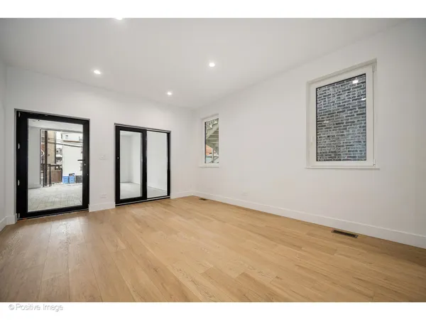 $2,600,000 | 1124 West Addison Street, Chicago, IL 60613