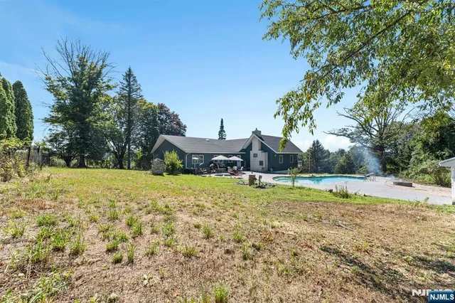 $899,998 | 1 Rossi Drive, Clinton, NJ 08809