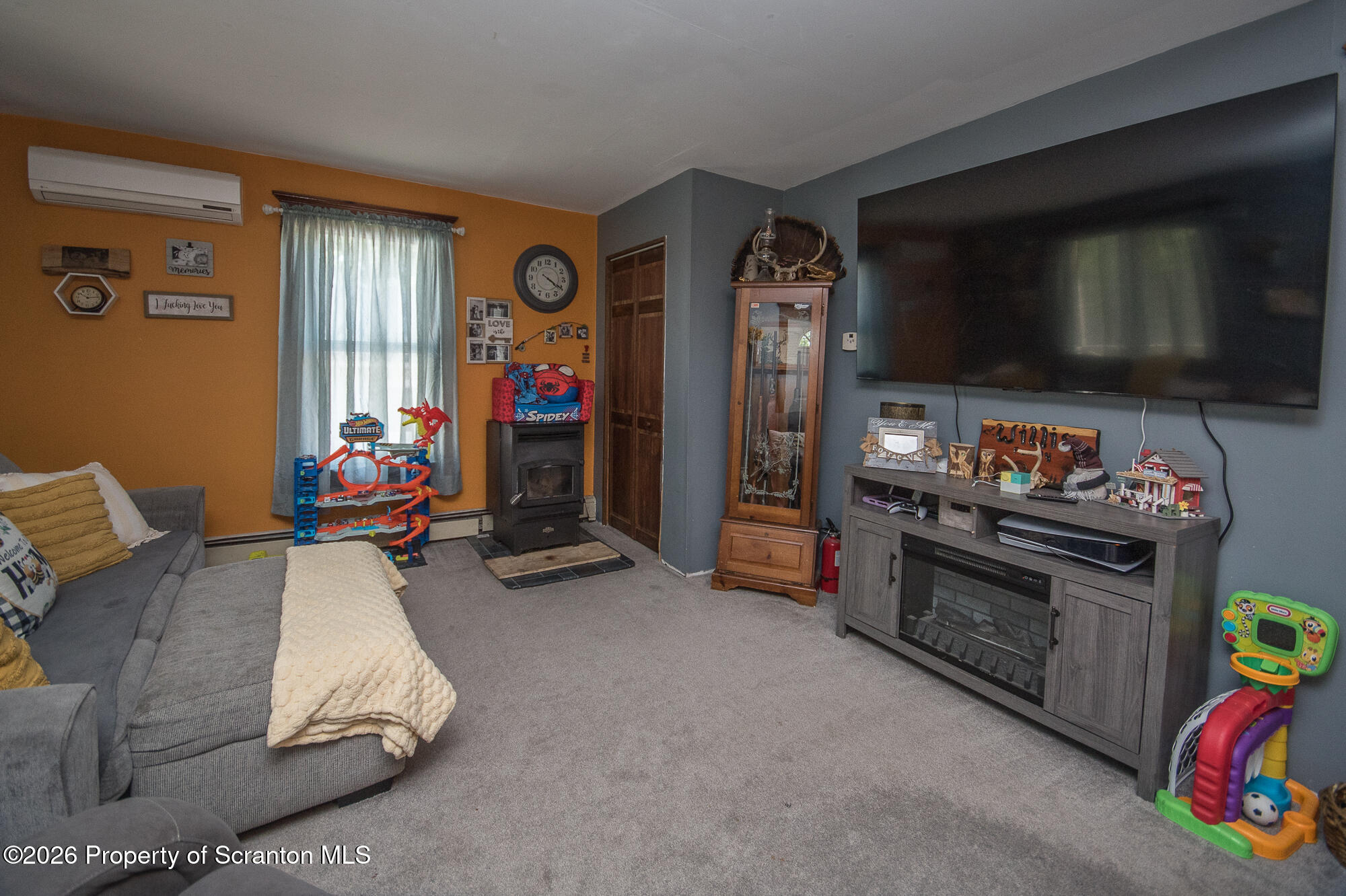 629 Clinton Street Forest City, PA 18421 - Photo 15 of 28 Living Room