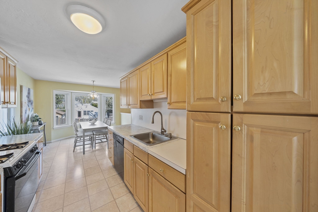 65 Maple Street, Unit B Canton, MA 02021 - Photo 4 of 32