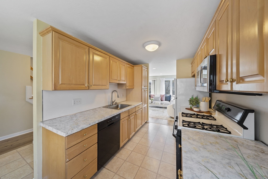 65 Maple Street, Unit B Canton, MA 02021 - Photo 5 of 32