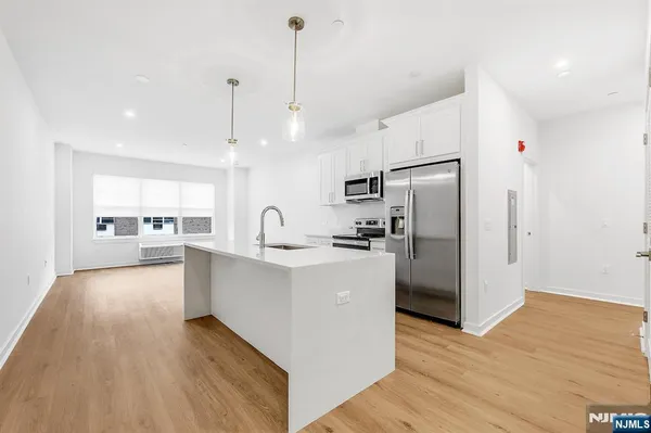 $3,150 | 74 Clarendon Place, Unit 202, Hackensack, NJ 07601