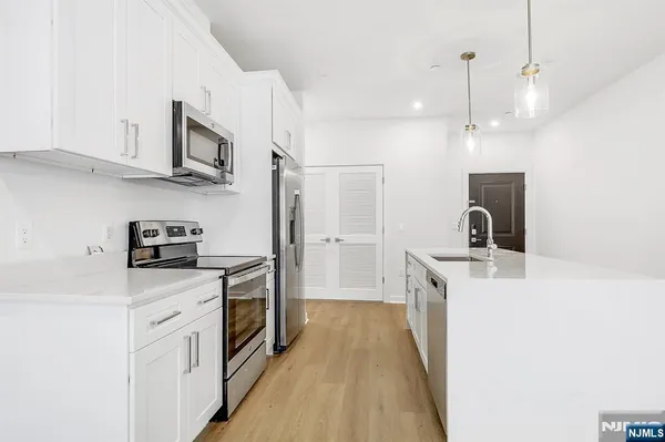 $3,150 | 74 Clarendon Place, Unit 202, Hackensack, NJ 07601