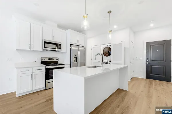 $3,150 | 74 Clarendon Place, Unit 202, Hackensack, NJ 07601