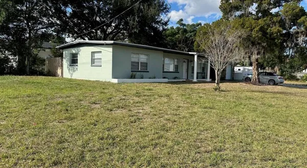 a view of a house with a yard